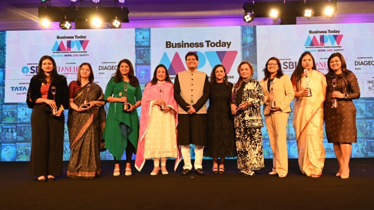 Union Minister Piyush Goyal and India Today Group vice chairperson and Executive Editor in Chief Kalli Purie with the winners of Business Today Most Powerful Women award.