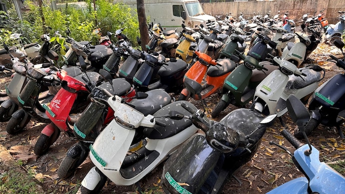 ઓલા ઇલેક્ટ્રિક સ્કૂટર ઓલા ઇલેક્ટ્રિક સર્વિસ સેન્ટરની બહાર દેખાય છે. (ફોટો: રોઇટર્સ) ઓલા ઇલેક્ટ્રિક સ્કૂટર