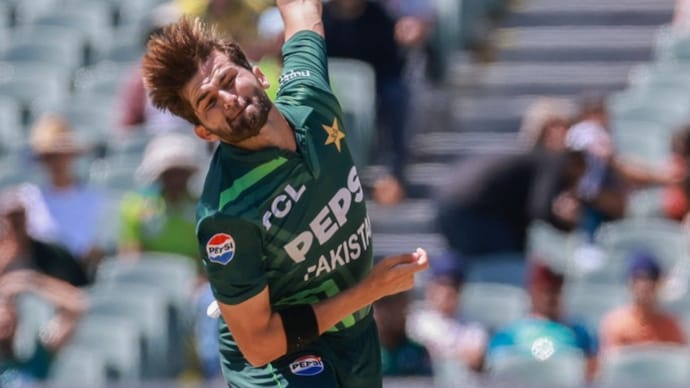 શાહીન આફ્રિદીએ તાજેતરની ODI બોલિંગ રેન્કિંગમાં પોતાનું નંબર 1 સ્થાન ગુમાવ્યું છે. (એપી ફોટો/જેમ્સ એલ્સબી) શાહીન આફ્રિદી (એપી ફોટો/જેમ્સ એલ્સબી)