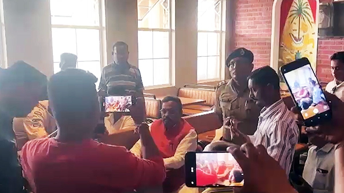 Maharashtra assembly polls: BJP leader Vinod Tawde accused of distributing cash for votes, he denies claim - India Today