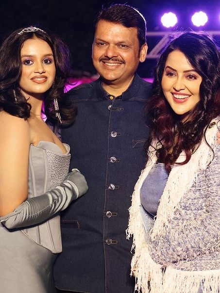 amruta fadnavis in short dress Amruta Fadnavis dons a bodycon dress as she attends an event held in Mumbai , #amrutafadnavis #celebrityupdates #mumbai #peepingmoon , Amruta Fadnavis, Celebrity Updates, Mumbai