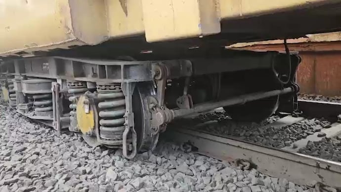 સુરત પાસે મોટી રેલ દુર્ઘટના ટળી, દાદર-પોરબંદર સૌરાષ્ટ્ર એક્સપ્રેસ પાટા પરથી ઉતરી 2 Dadar-Porbandar Saurashtra Express derails near Surat, no one injured - India Today