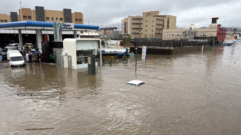 ઇસ્લામના મક્કામાં વરસાદ આફત બન્યો, મદીનામાં લોકો જીવન દયનીય 2 Mayhem in Mecca as extreme rain submerges city, gushing waters wash away cars - India Today