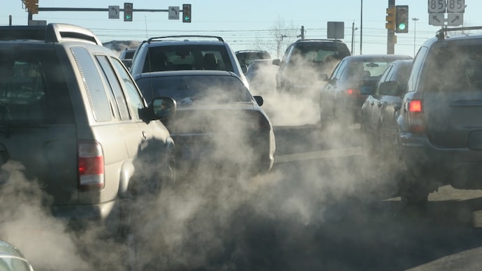 Air pollution increases nitrous oxide and sulfur in the brain, which increases the risk of Alzheimer's disease. (Photo: Getty Image) Denver, at an intersection in Colorado, exhausts out of a telpipe by accelerating the vehicles on Santa Fe Drive.