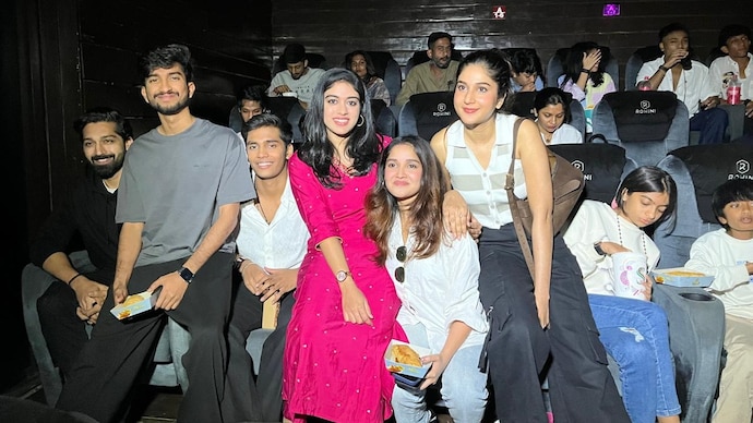 Dhanush's sons Yatra and Linga saw Nilavuku Anmel Annadi Kobam. Dhanush Sons, photos of the Nik team with Yatra and Linga.