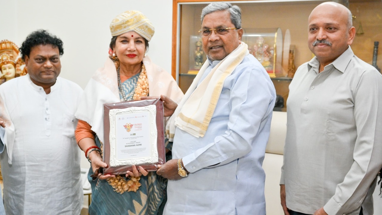 Photo of Shabana Azmi with Siddaramaiah.