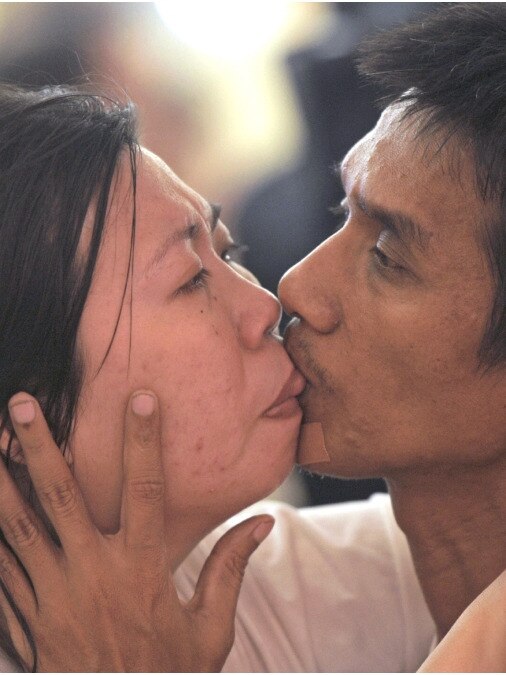 『KISS』 Thai couple who set world record with 58 hour kiss in 2013