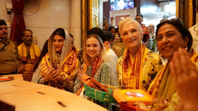 Jacqueli Fernandez and May Musk at Siddhivinayak Temple. Jakqueliene Fernandez, Maya Musk in Siddhivinayak Temple