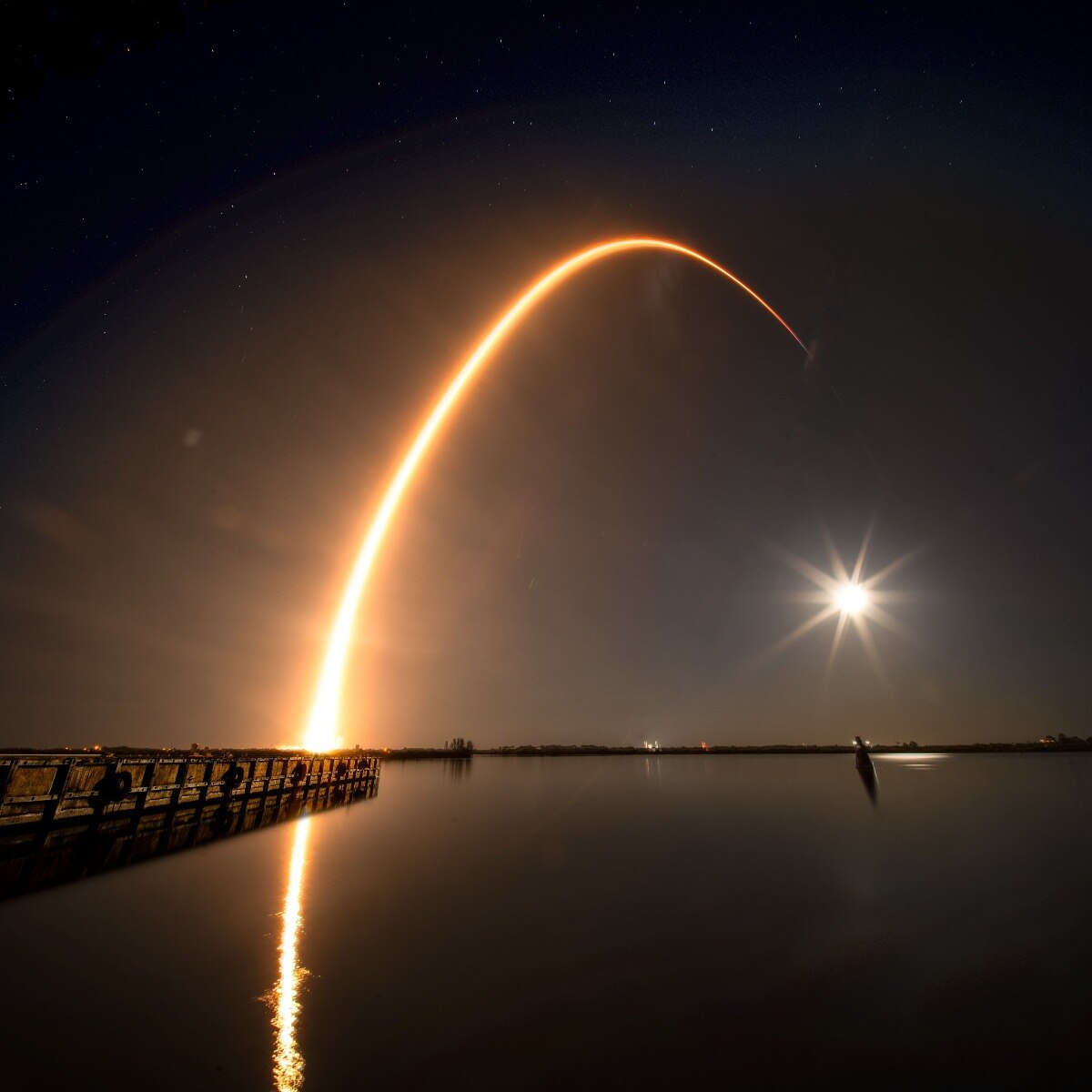 完売再製作 2,500円OFF◎Volan◎MOON FLEX 3◎10inch SpaceX Falcon 9 rocket with 21 Starlink satellites soars past full