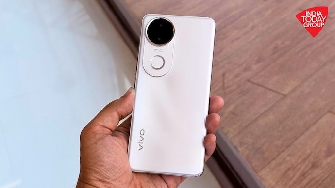 Vivo V50E launched in India for Rs 28,999: 50MP Sony Camera, Distribution 7300 Chip, 5600mAh Battery and more Vivo V50E launched in India for Rs 28,999: 50MP Sony Camera, Distribution 7300 Chip, 5600mAh Battery and more