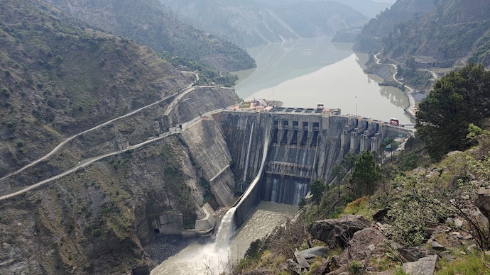 Chenab's water flow in Pakistan hits record low as India shuts 2 dams,  shows data - India Today