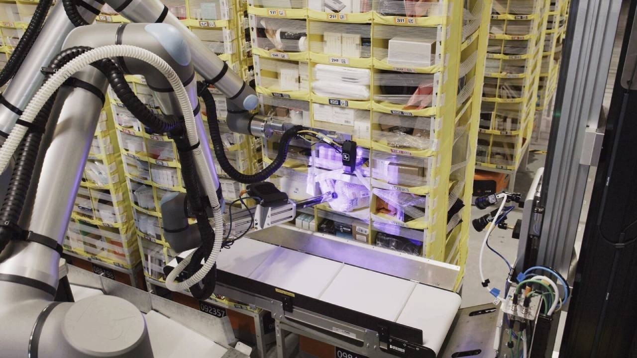 Amazon Vulcan, a robot with sense of touch