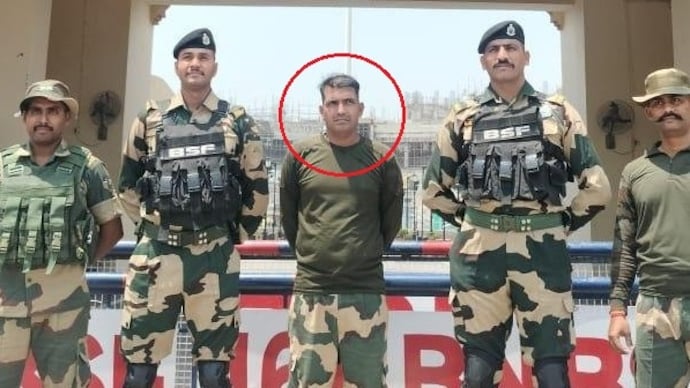 BSF Jawan Returned: भारत के दबाव में झुका पाकिस्तान, अटारी बॉर्डर से हुई वापसी 2 BSF Jawan Returned: भारत के दबाव में झुका पाकिस्तान, अटारी बॉर्डर से हुई वापसी