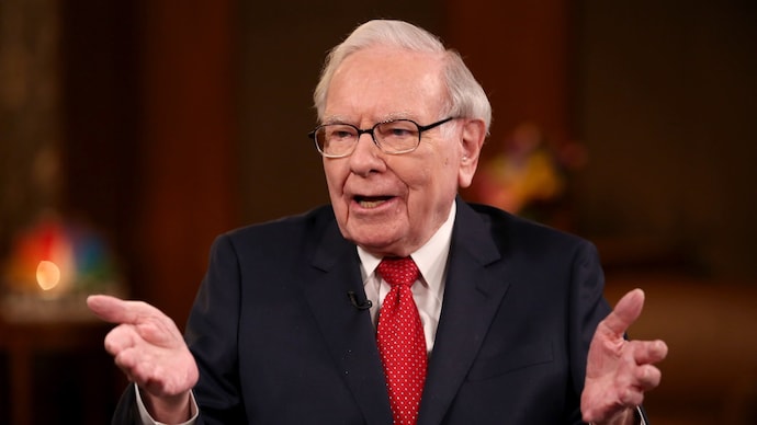 94 -વર્ષીય વ ren રન બફેટે કહ્યું કે તે 2025 ના અંતમાં બર્કશાયર હેથવેના સીઈઓ તરીકે પદ છોડશે. 94 -વર્ષીય વ ren રન બફેટે કહ્યું કે તે 2025 ના અંતમાં બર્કશાયર હેથવેના સીઈઓ તરીકે પદ છોડશે.