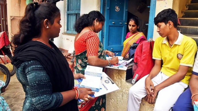 Caste Census: दो चरणों में शुरू होगी जाति जनगणना, सरकार ने जारी की अधिसूचना 2 Caste Census: दो चरणों में शुरू होगी जाति जनगणना, सरकार ने जारी की अधिसूचना