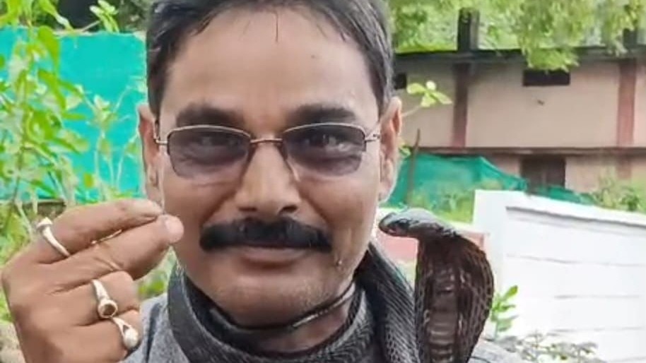 Madhya Pradesh man rides bike with cobra wrapped around neck, dies of snakebite