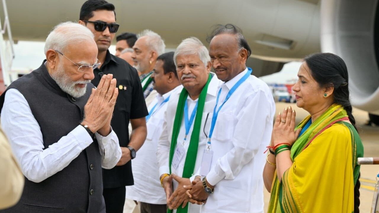 Karnataka: PM Modi flags off 3 Vande Bharat trains in Bengaluru, new metro line next - Bangalore News | India Today
