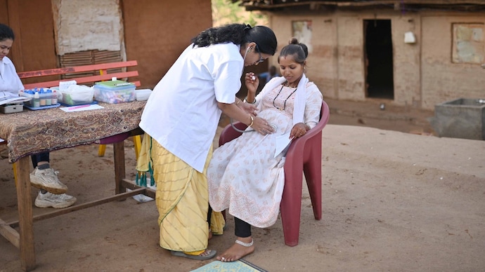 About half pregnant women (45%) and more than half of the breastfeeding women (55%) reported tobacco in the morning. (Photo: Getty Image) The doctor is taking a regular exam and providing prenatal care