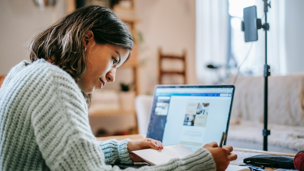 Notes are digital, exams are not: Does tradition still serve students better?