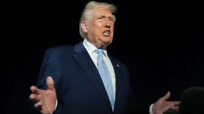 AP) Trump last week ordered the Justice Department to examine prominent Democrats’ links to Epstein.