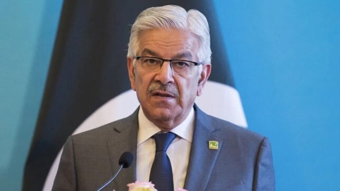 Khawaja Asif reiterated that India could "intervene" and warned that Pakistan must remain prepared for any contingency. (File Photo) ख्वाजा आसिफ सहित कई सीनियर अधिकारियों का वीजा चाहता है पाकिस्तान