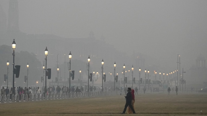 A thick layer of toxic smog blanketed parts of the national capital early Saturday. PTI)