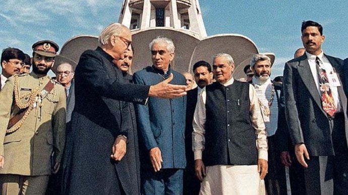 Vajpayee and Jaswant Singh at the Minar-e-Pakistan in Lahore Atal Bihari Vajpayee