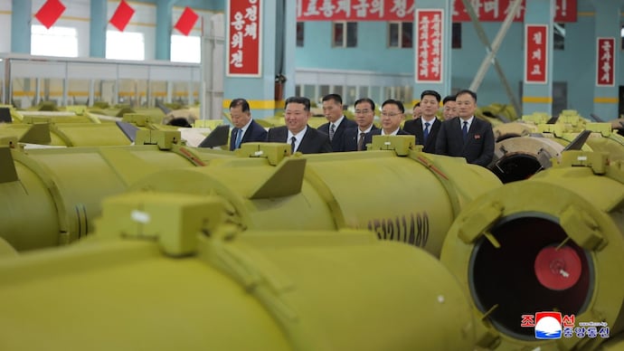 North Korean leader Kim Jong Un (C) visiting major munitions industry enterprises undisclosed place in North Korea. (AFP PHOTO/KCNA VIA KNS) North Korean leader Kim Jong Un (C) visiting major munitions industry enterprises undisclosed place in North Korea. (AFP PHOTO/KCNA VIA KNS)