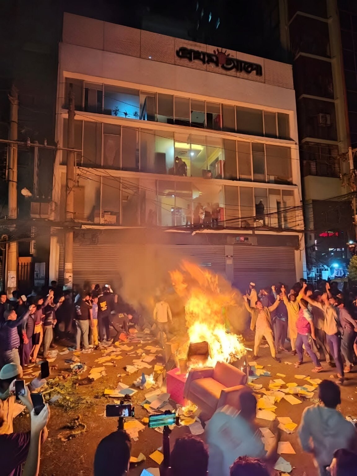 Bangladesh News: Why offices of media outlets Prothom Alo, Daily Star were  attacked, set ablaze after Osman Hadi killing? - India Today
