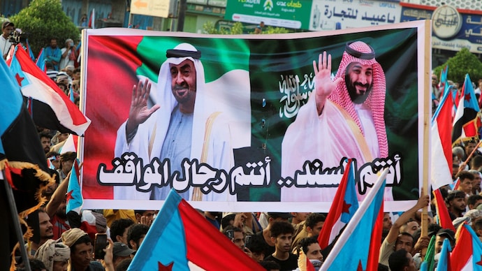 Reuters) Saudi bombs Yemen port city