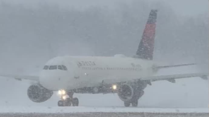 US winter storm causes widespread travel delays across Northeast. (Reuters Photo) US winter storm causes widespread travel delays across Northeast, over 1,000 flights cancelled