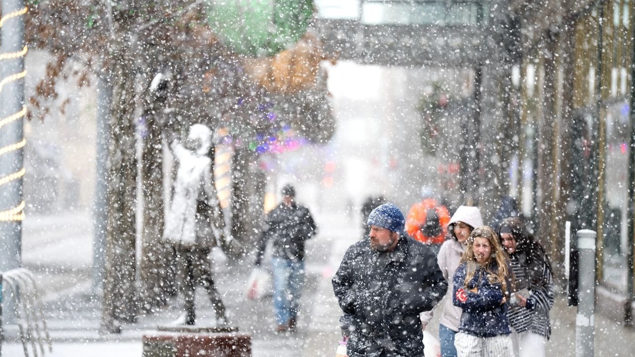 Powerful US winter storm triggers blizzards, blackouts and travel chaos