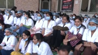 Dental students protest in Raipur, demand stipend parity with MBBS doctors
