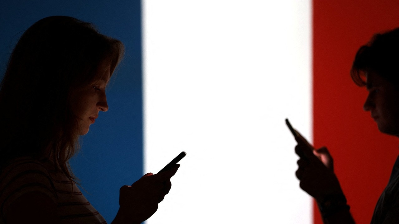 French lawmakers approve bill banning social media for children under 15