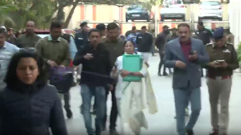 ED Raid पर बवाल, Mamata Banerjee पहुंचीं I-PAC Office 5 Image