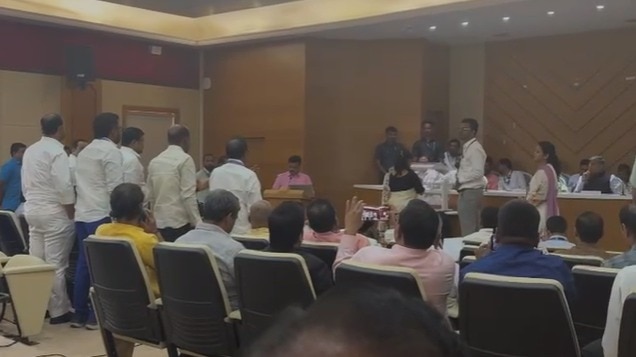 Mumbai set to get woman mayor, Uddhav Sena objects, walks out amid lottery pick