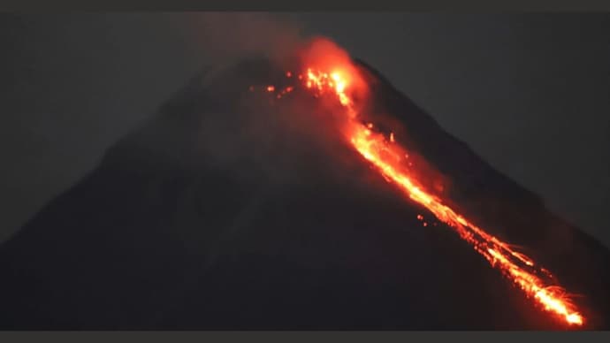 AP) Alert level 5 would indicate that a major explosive eruption is underway.