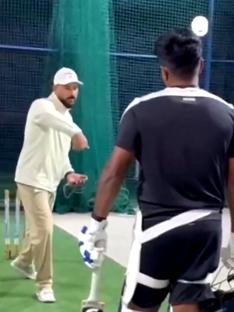 https://akm-img-a-in.tosshub.com/indiatoday/images/story/202601/yuvraj-singh--sanju-samson-100553929-3x4.png?VersionId=uGqWTwg8e3hQXt9kxQIZcfffZJMQcALm