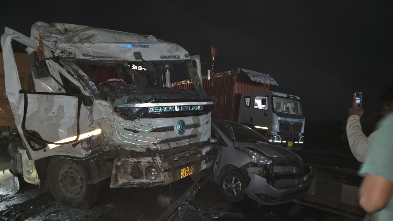 Container overturns on Jalgaon bypass in Maharashtra, two injured
