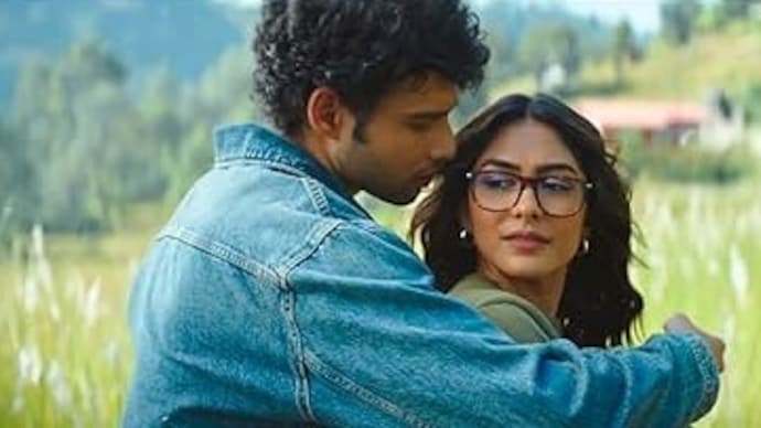 Siddhant Chaturvedi and Mrunal Thakur in a scene from Do Deewane Sehar Mein. two crazy people in the city