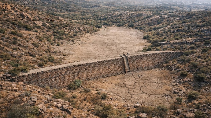 Early Delhi depended on linked water systems such as hauz, baolis and embankments, where water availability depended on seasonal flow and recharge. (Representative image used to show an aerial view of the dam site)