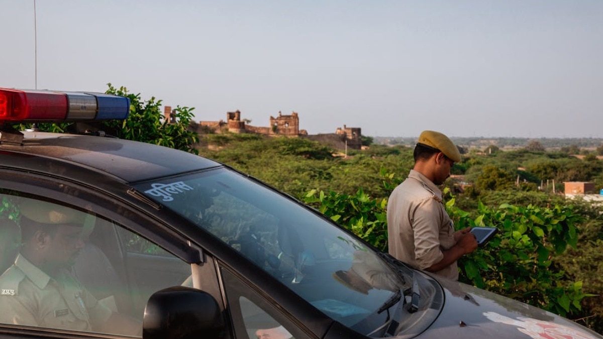 Bengaluru Cop Aids Stranded Bikers Wins Net Praise
