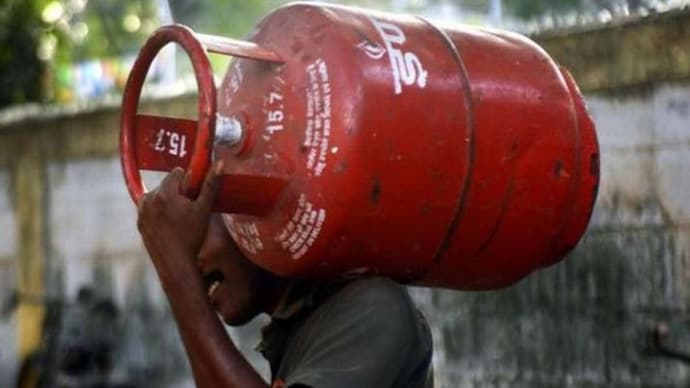 Sudden commercial LPG shortage risks closure of restaurants in Mumbai and Bengaluru