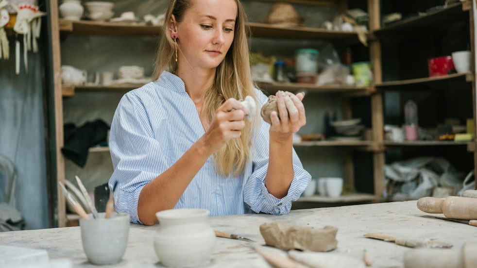 Just by playing with clay, you can give your mind a much-needed break | Photo: Pexels/ArtHouse Studio