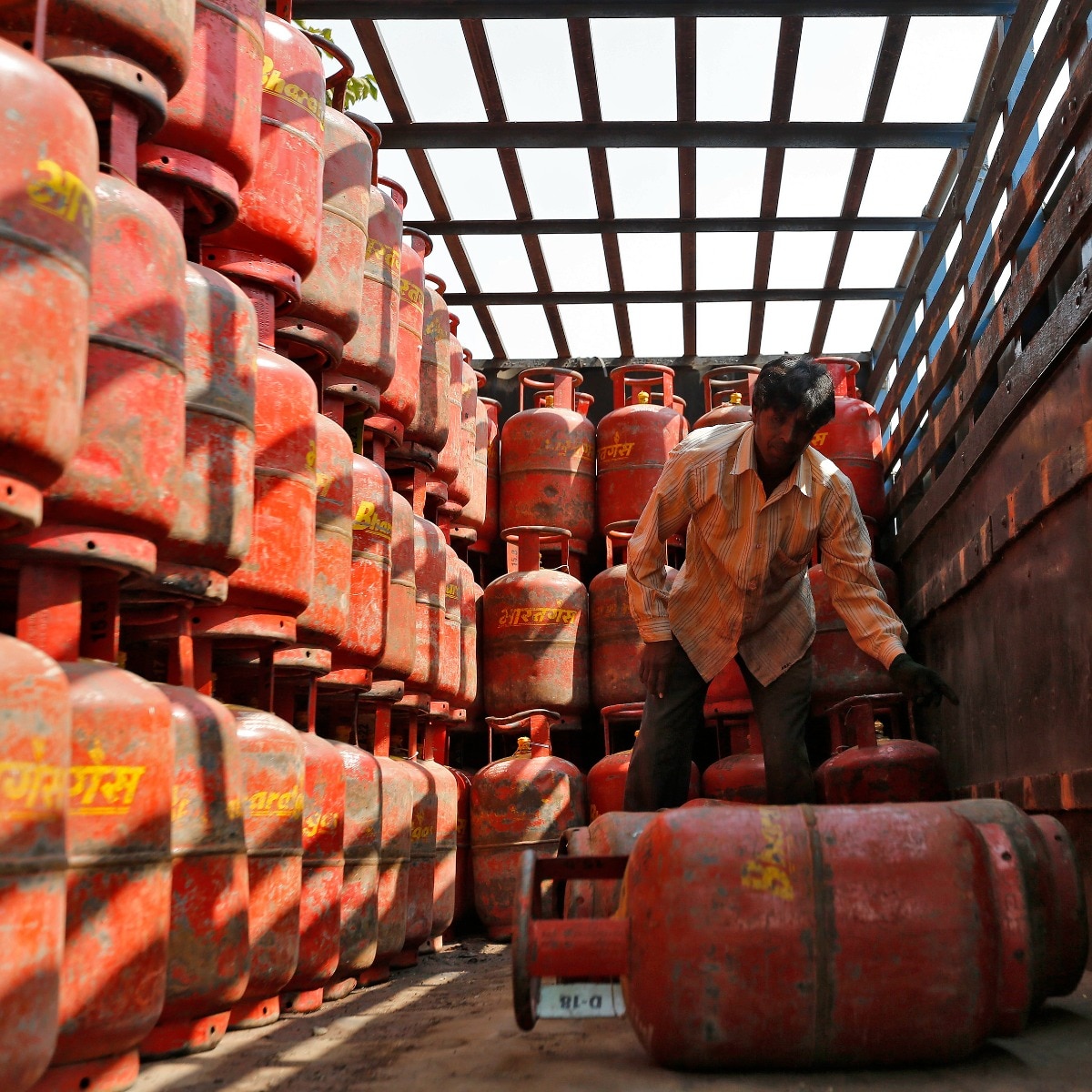 lpg shortage in india png conncection ujjwala yojana indane sms remain patient strait of hormuz iran us war middle wast global energy crisis