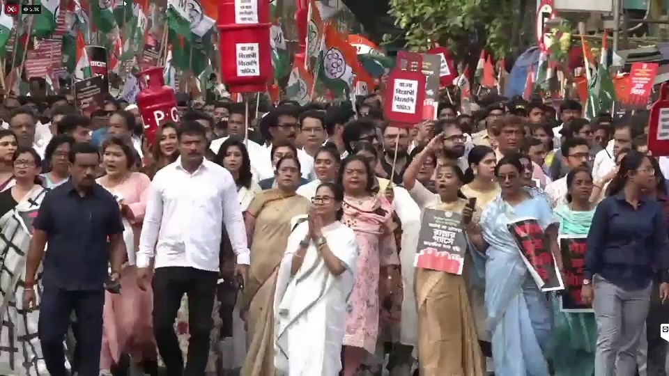Mamata Banerjee leads protest march on Kolkata streets over LPG crunch
