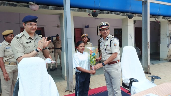 A 19-year-old woman Naxalite from Jharkhand surrenders in Odisha naxal