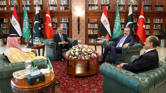 Pakistan hosts talks with Saudi Arabia, Turkey and Egypt to discuss regional de-escalation, in Islamabad. (Photo: Reuters) Pakistan hosts talks with Saudi Arabia, Turkey and Egypt to discuss regional de-escalation, in Islamabad