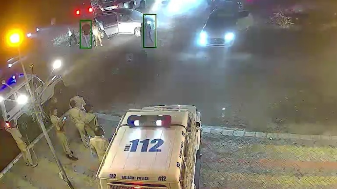 Police flee as mob storms farmhouse, later thrash accused in Gujarat. Police flee as mob storms farmhouse, later thrash accused in Gujarat.