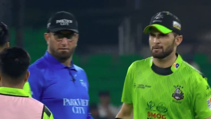 PSL: Shaheen and Qalandar's were penalised for ball-tampering. (Courtesy: PSL video screengrab) Shaheen Shah Afridi